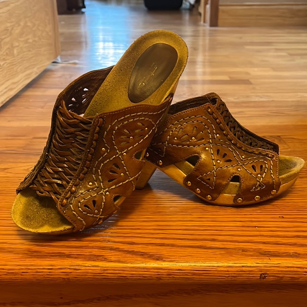 Earthies brown leather clogs. Orthotic footbed